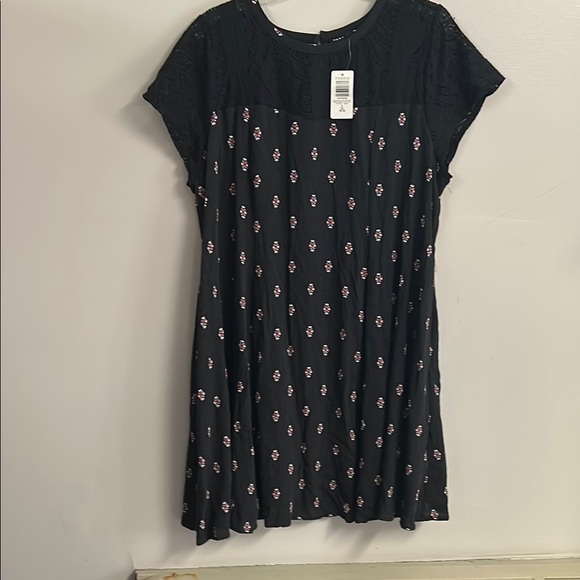 Elegant Black Floral Dress - Picture 1 of 4